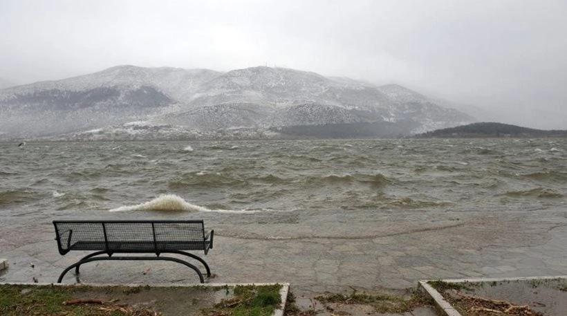 Νέα επιδείνωση του καιρού με επιπλέον πτώση θερμοκρασίας, χιόνια στα ορεινά και ισχυρούς βοριάδες στα πελάγη